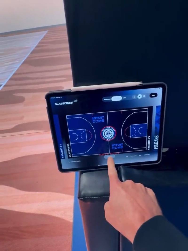 Glasscourt OS, Live Court Projection